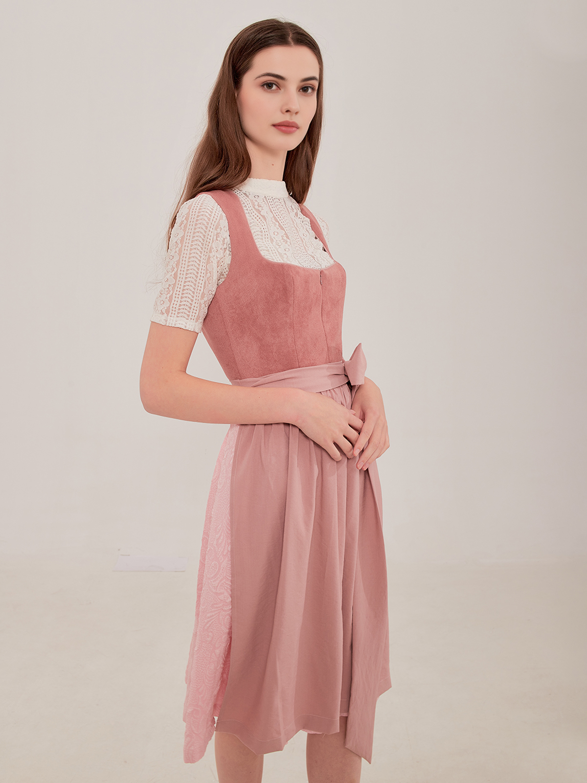 Elegantes schwarzes Dirndl mit rosa Schürze