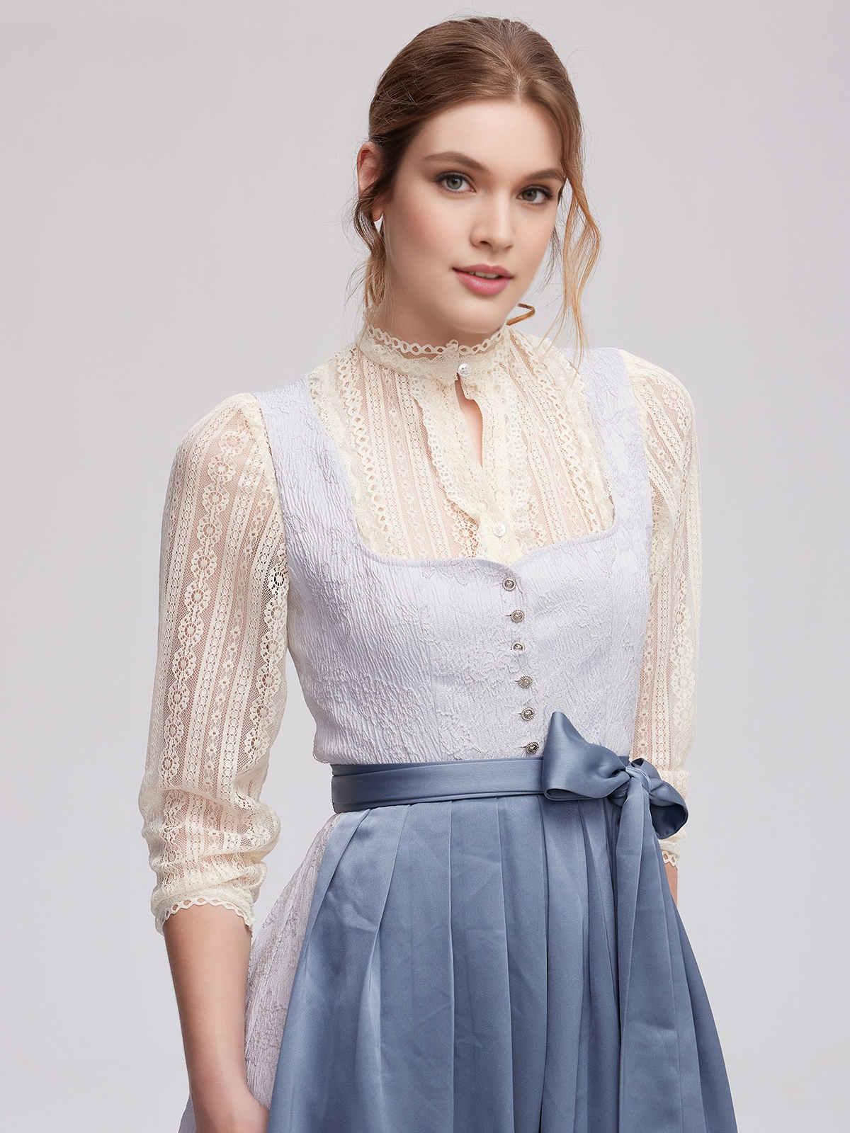 Dirndl Flieder in eleganter Blütenoptik