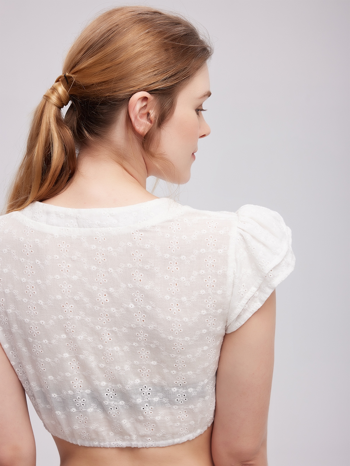 Ein elegantes weißes Dirndl mit Spitzenverzierungen