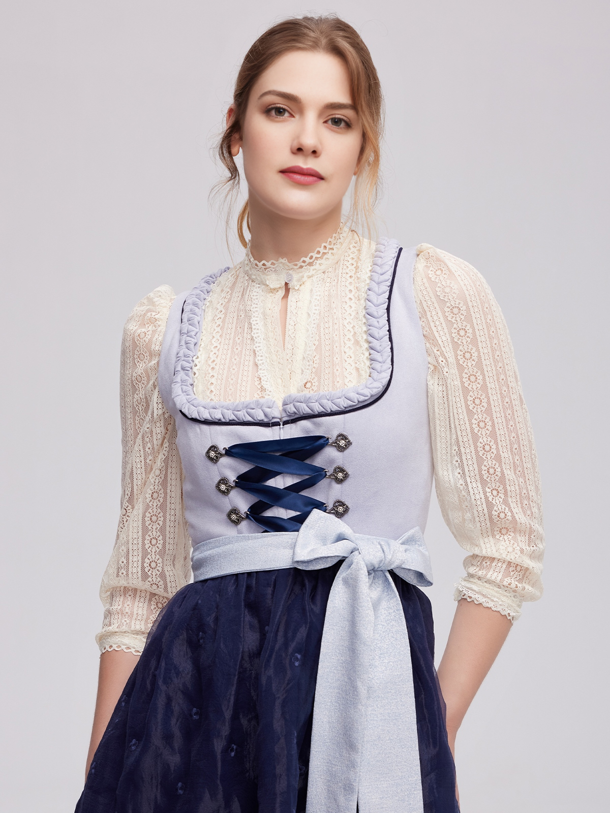 Modernes Dirndl mit tiefem Ausschnitt