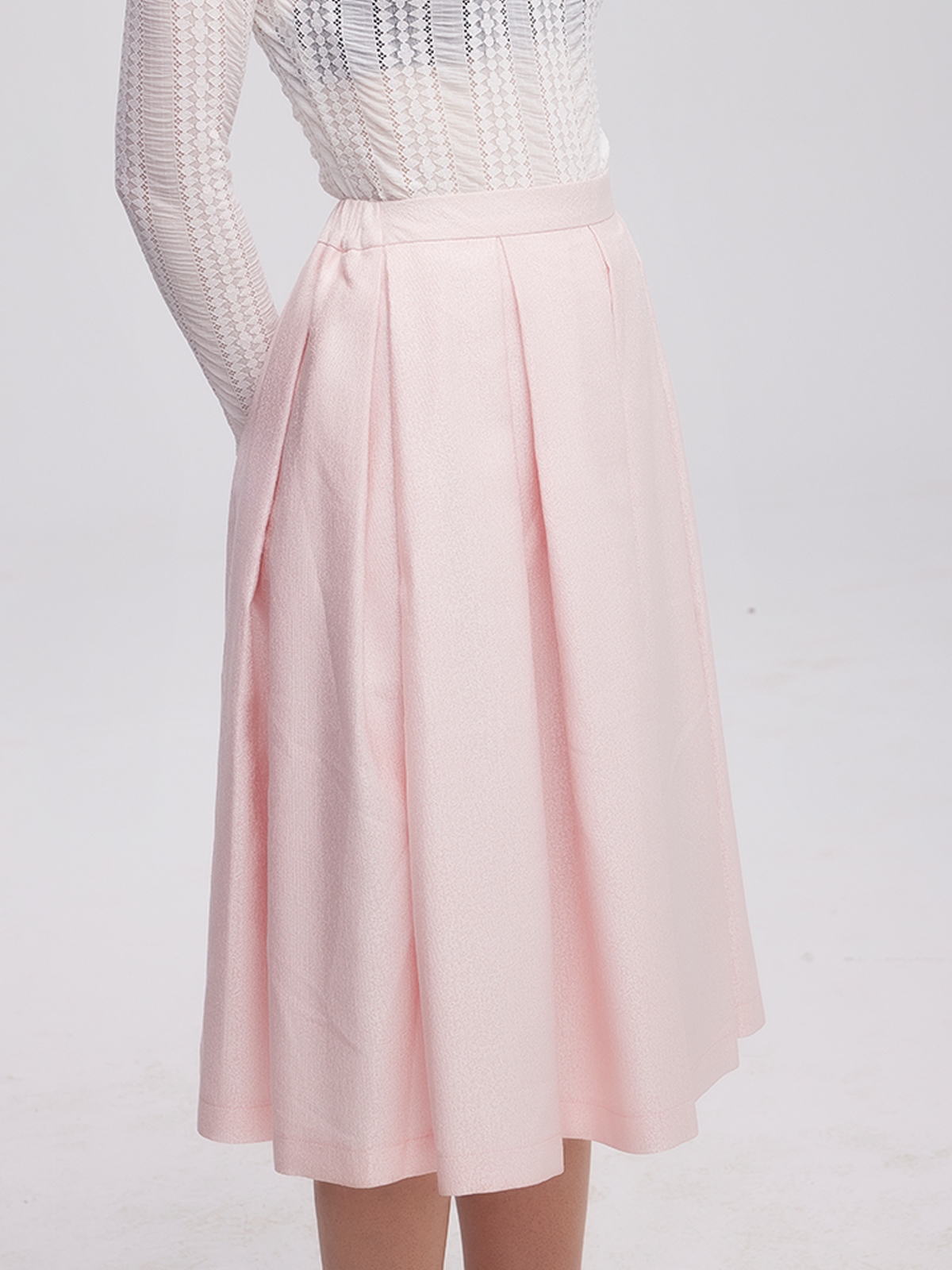 Modernes rosa Dirndl mit traditionellen Akzenten