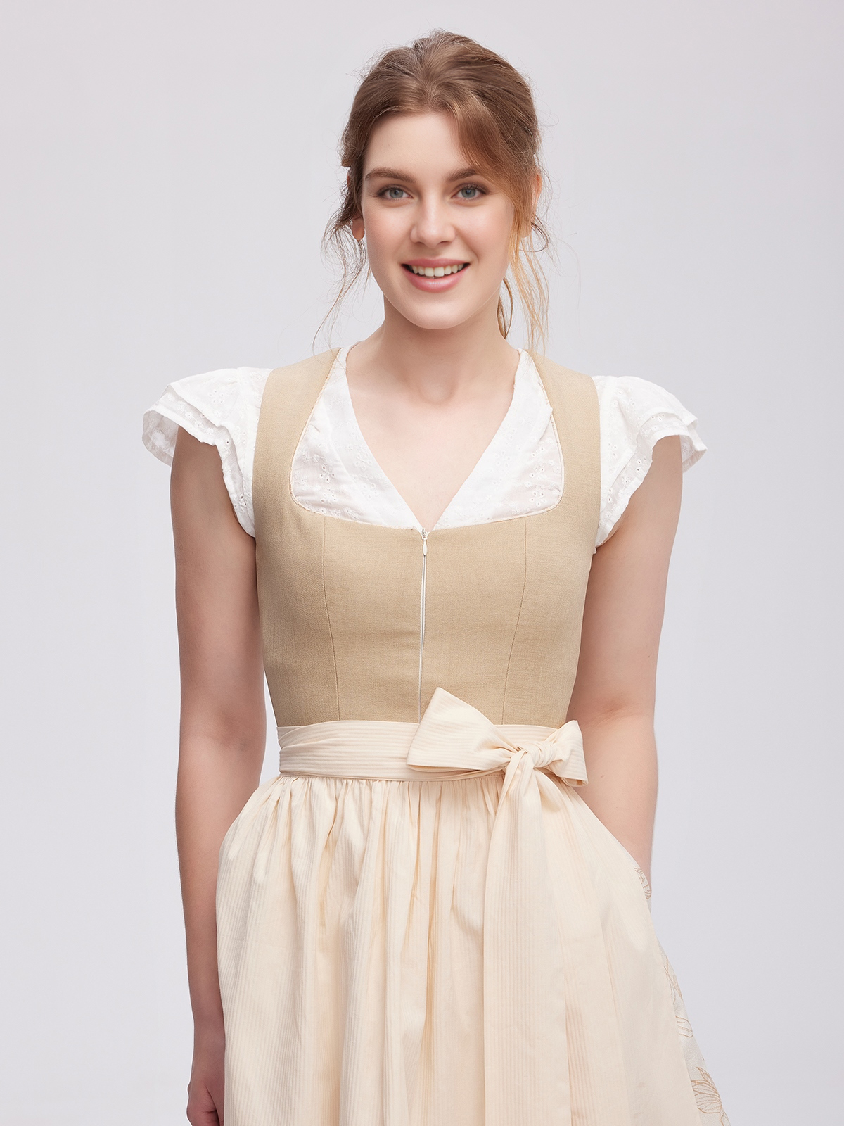 Ein modernes Dirndl in warmen Brauntönen mit Lederdetails