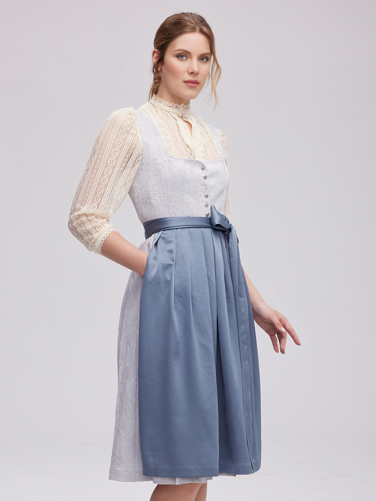 Ein blauer Ehreer Dirndl mit modernem Schnitt
