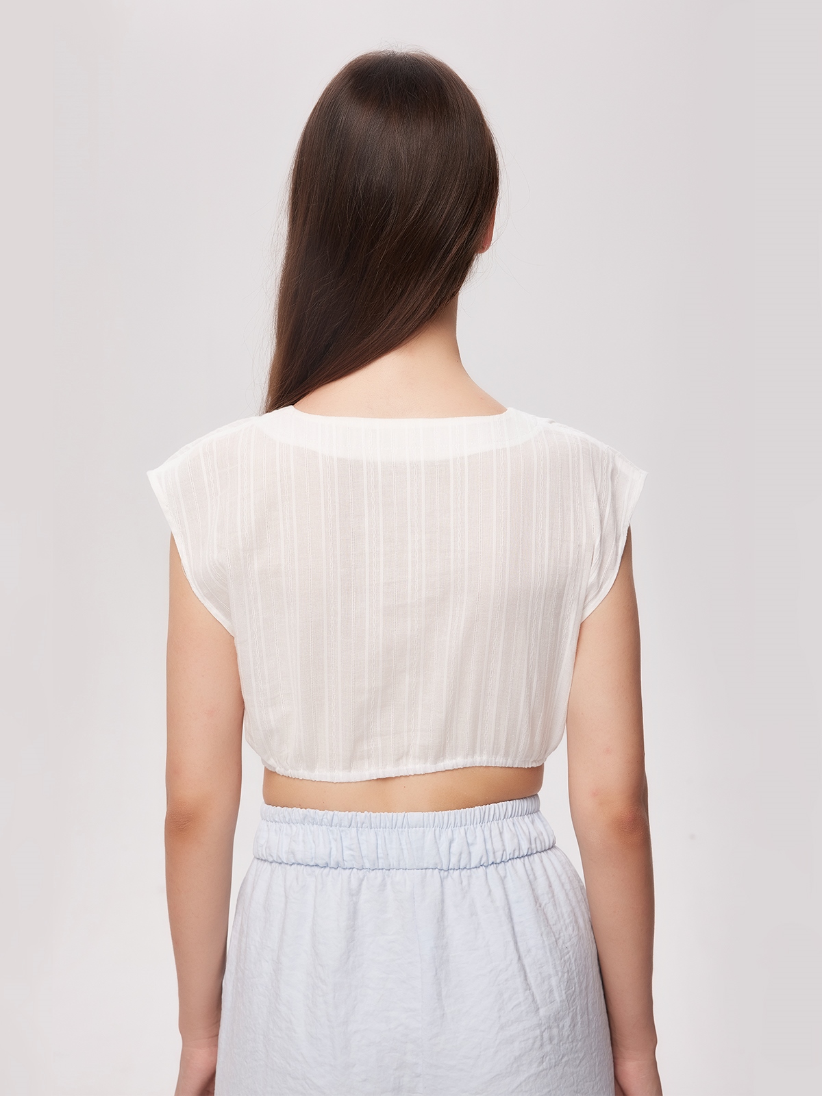 Modernes Dirndl in Weiß mit Spitzenbluse