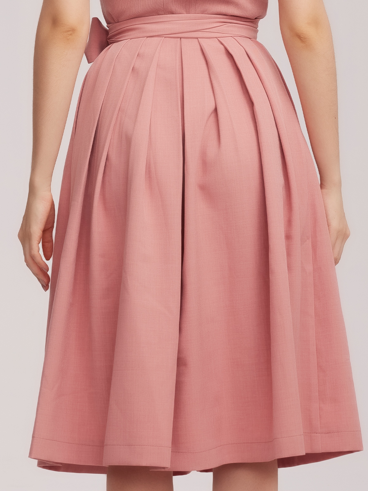 Olivgrünes Dirndl mit floraler Schürze