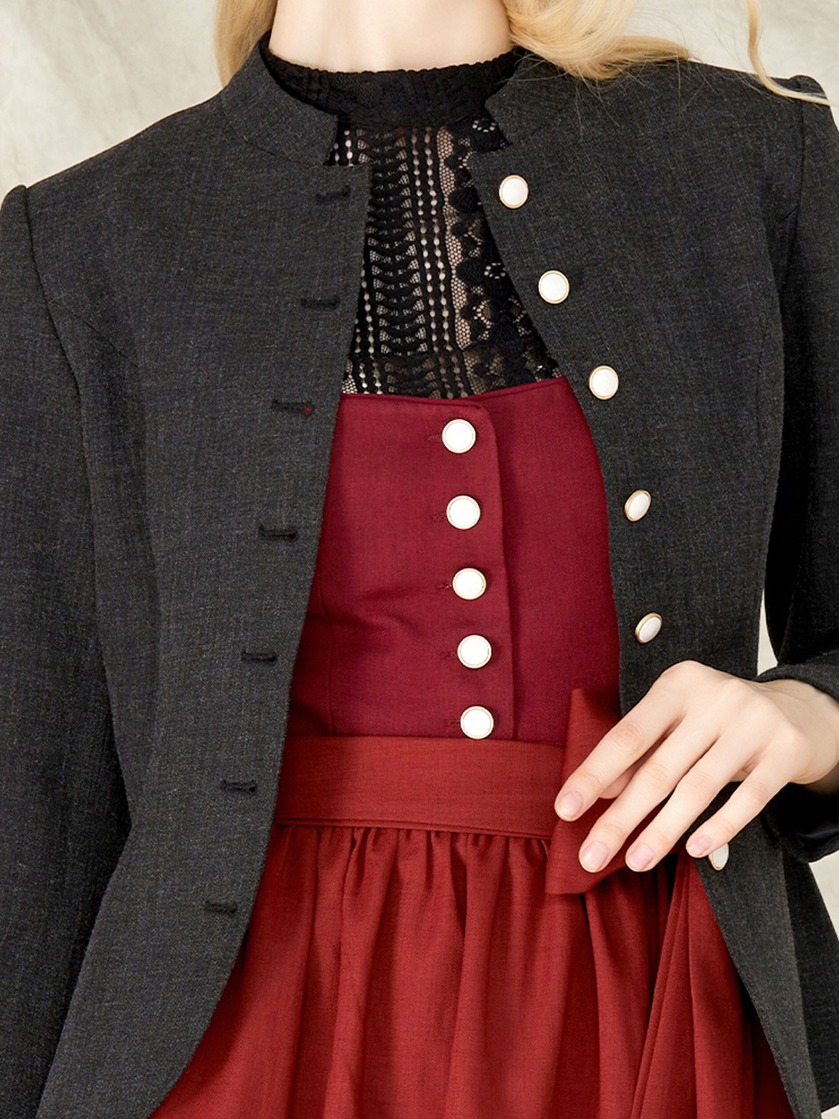 Rot Schwarz Dirndl mit modernem Schnitt