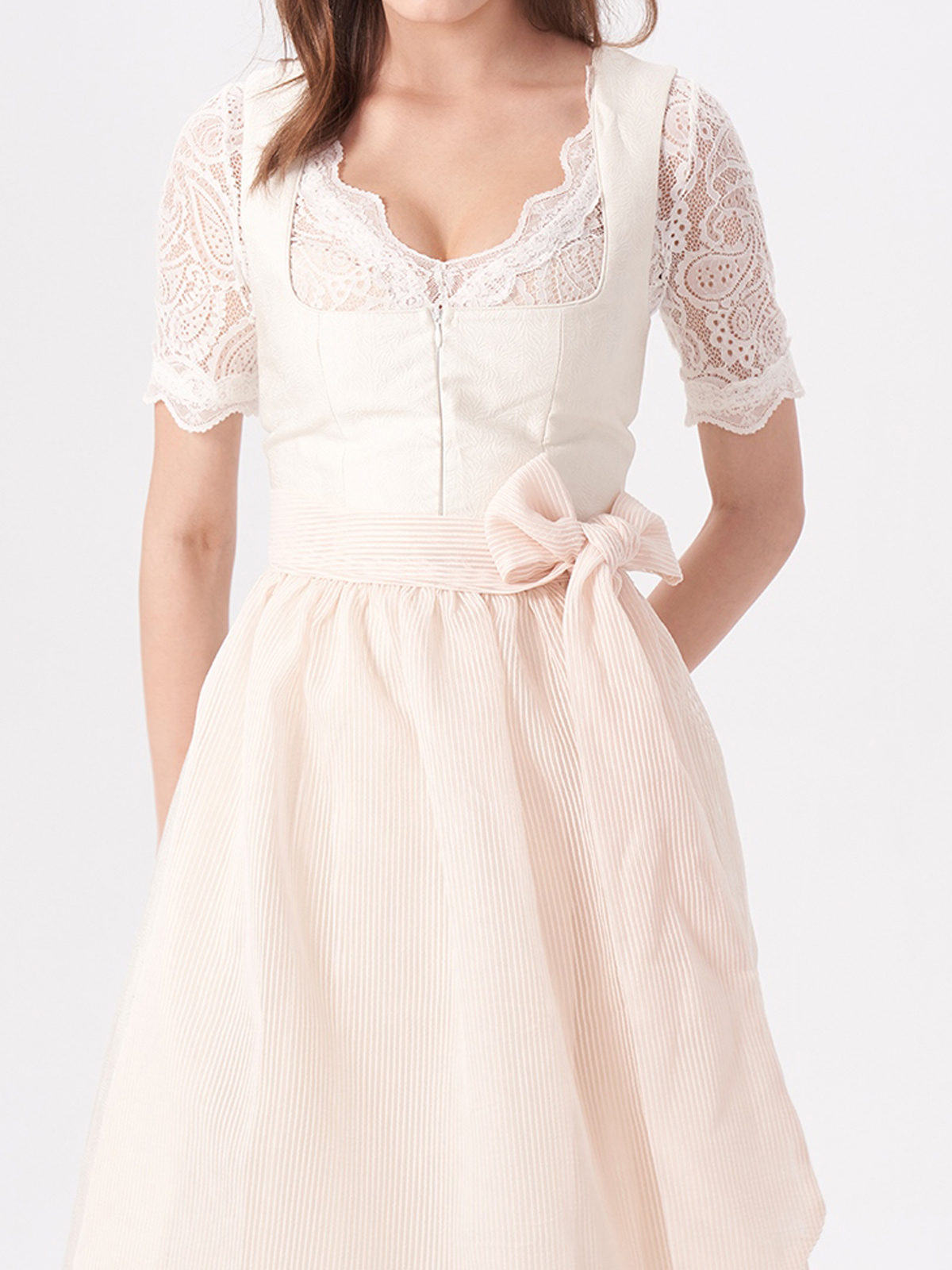 Beige Rosa Dirndl mit stilvollen Accessoires