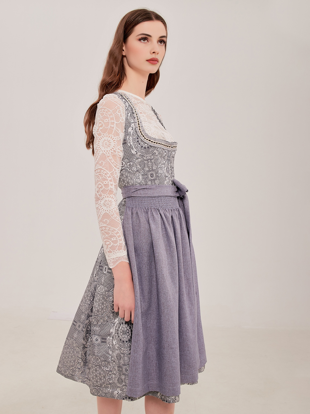 Dirndl Hellblau Samt – Eleganz in Blau