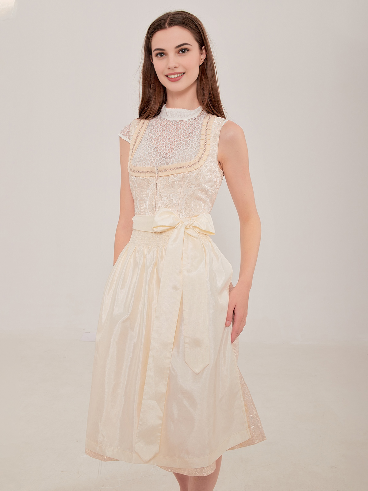 Modernes Dirndl mit Langarmbluse