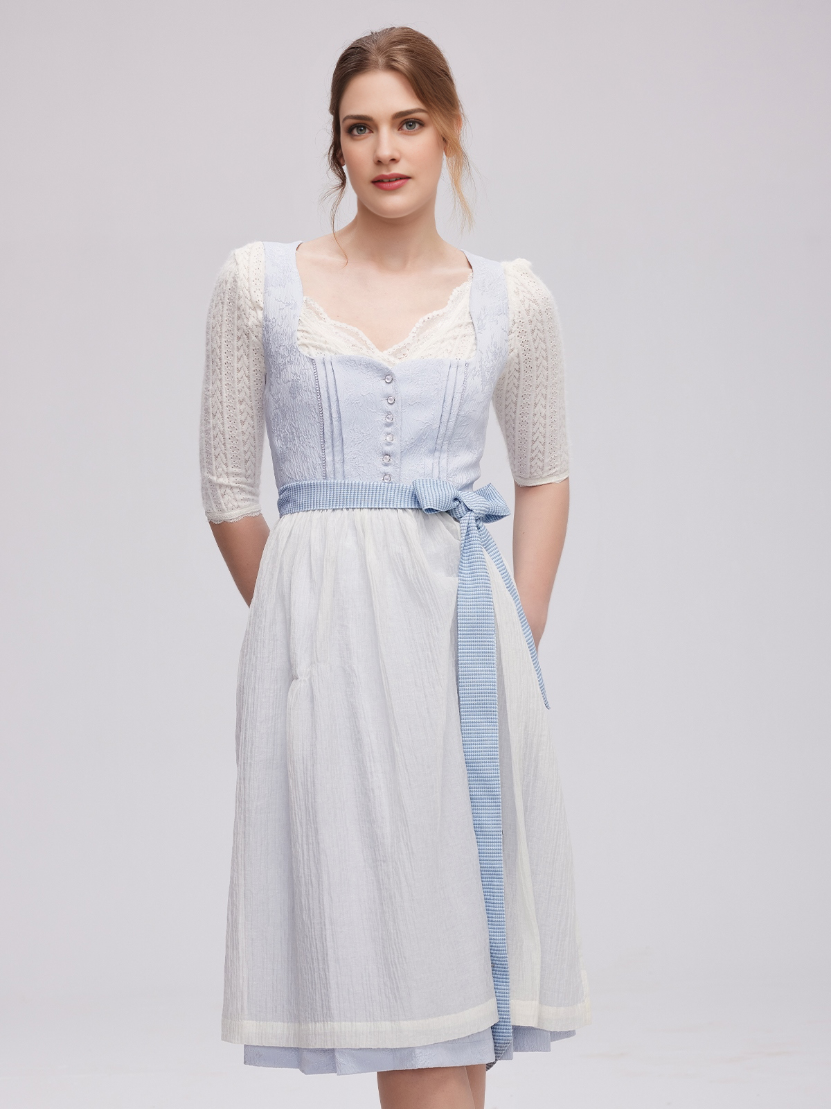 Schwarzes Dirndl mit blauer Schürze