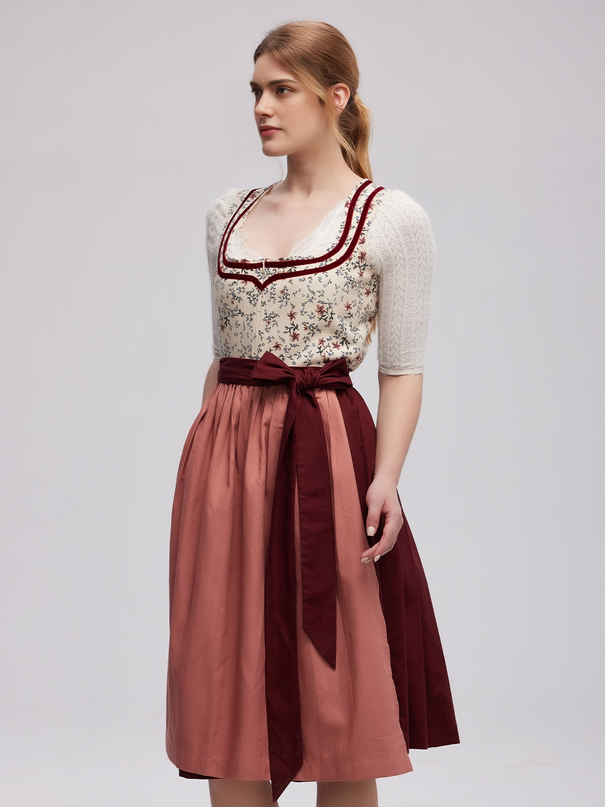 Modernes Dirndl in Rot