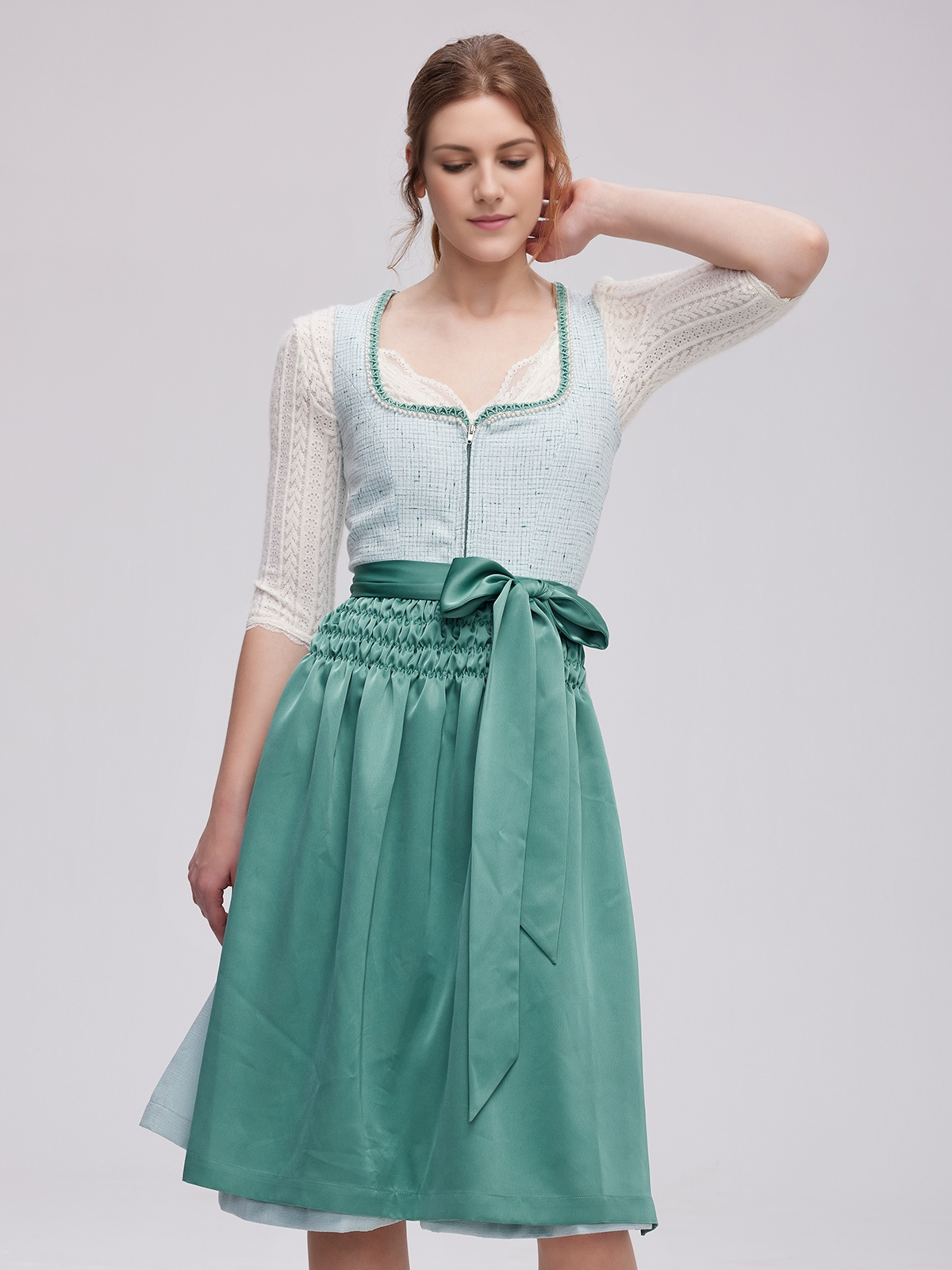 Modernes weinrotes Dirndl mit schlanker Silhouette