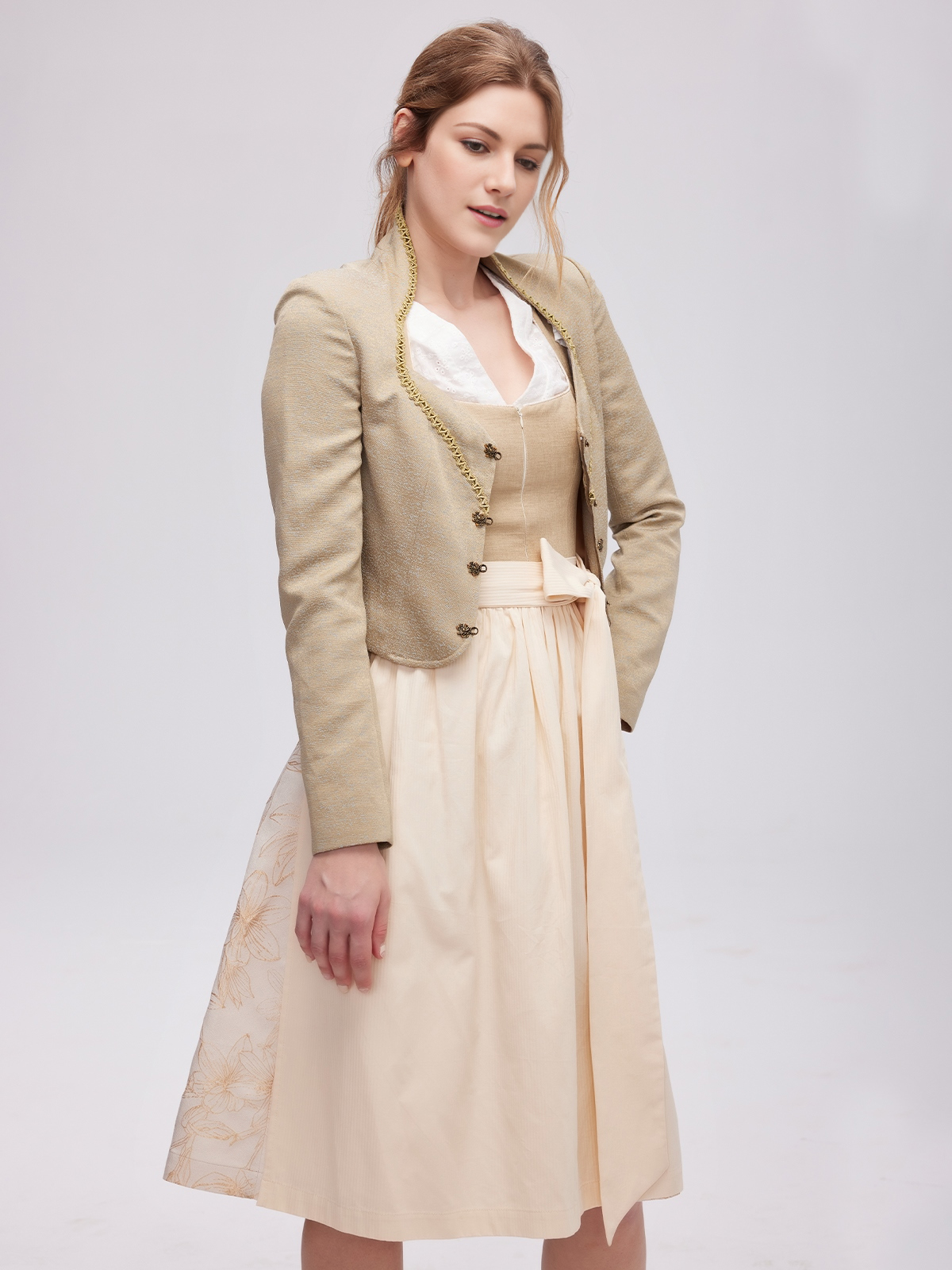 Modernes grünes Dirndl mit Jacke
