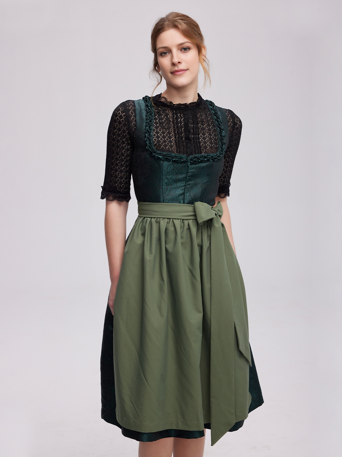 Dunkelgrüne Dirndlbluse mit floralen Details