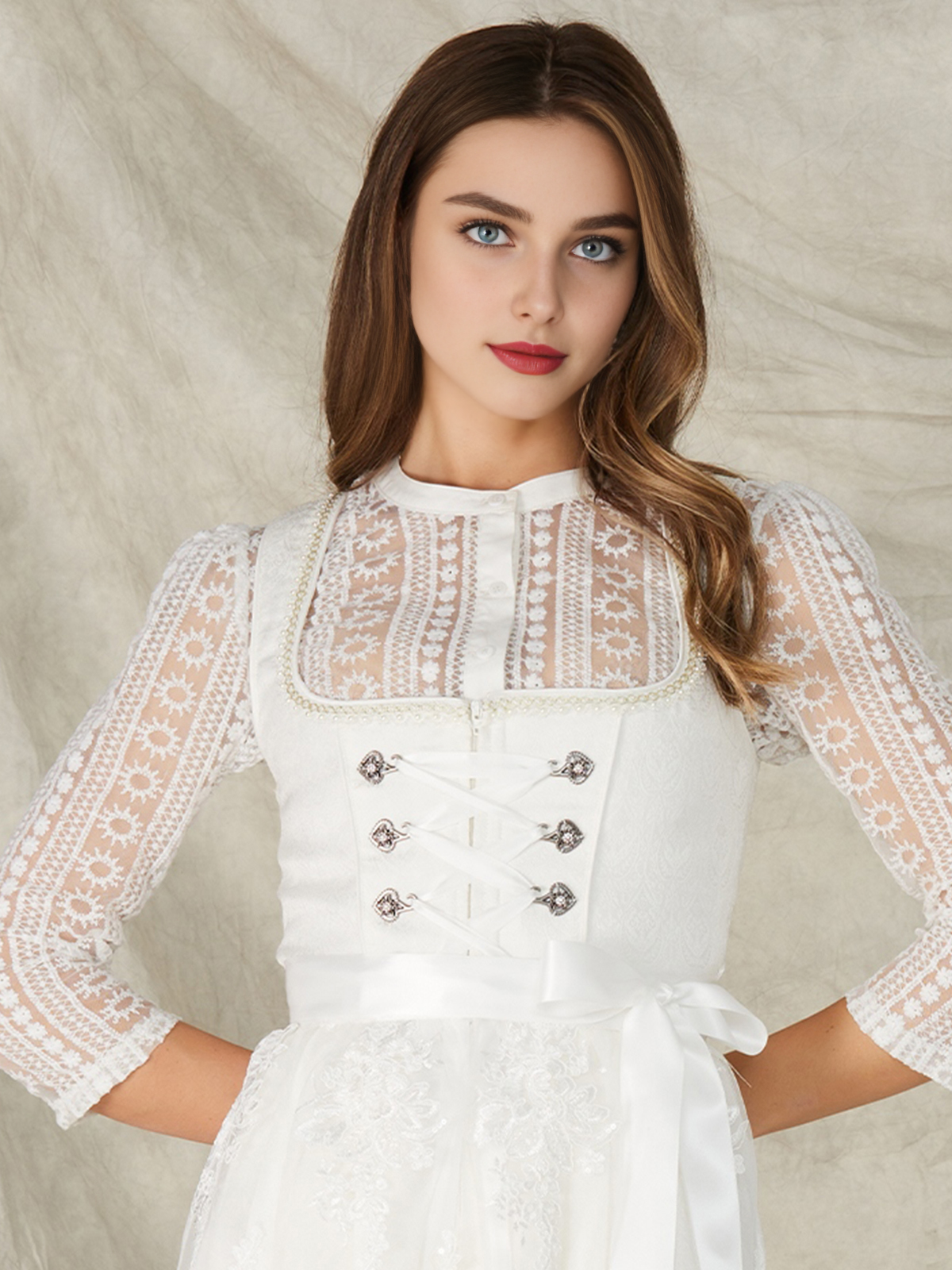 Moderne Dirndlbluse mit Spitze und V-Ausschnitt