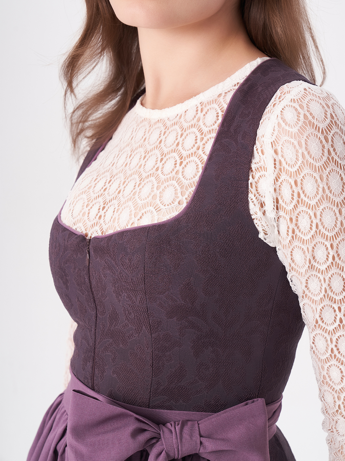 Moderne Dirndlbluse in Lila mit raffiniertem Schnitt
