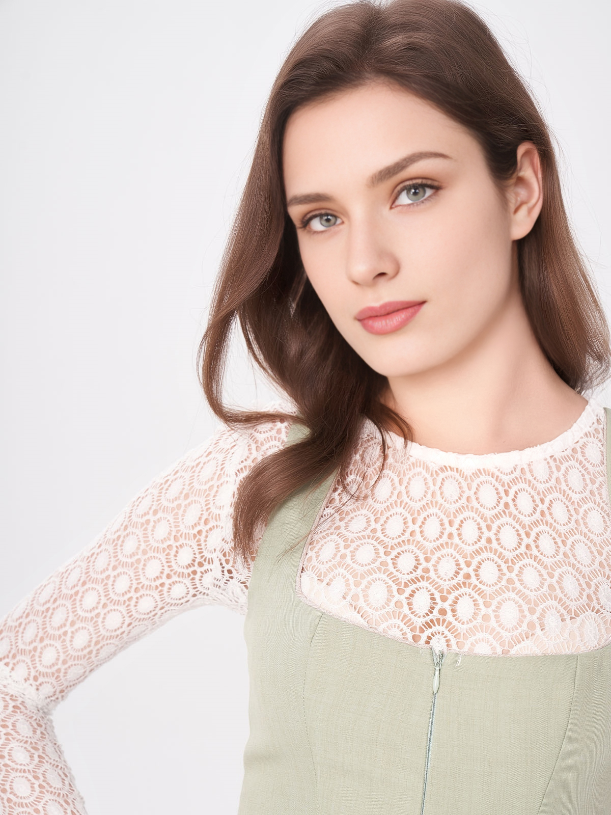 Elegantes royalblaues Dirndl mit floralen Details