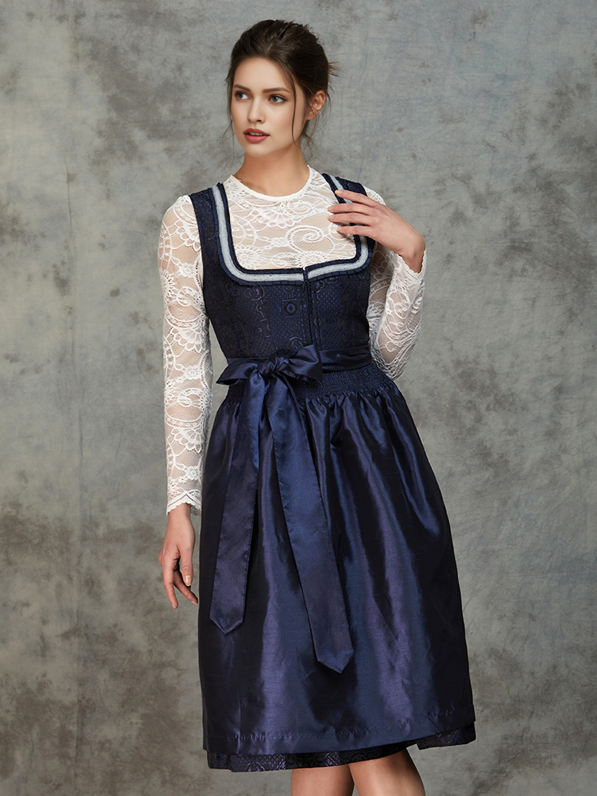 Dirndl mit blauem Ausschnitt