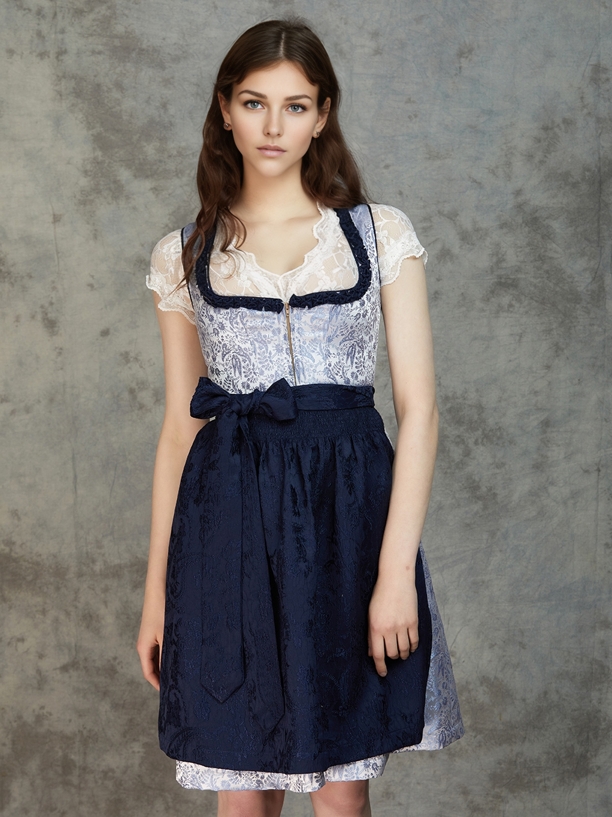 Moderne Dirndlbluse in Blau