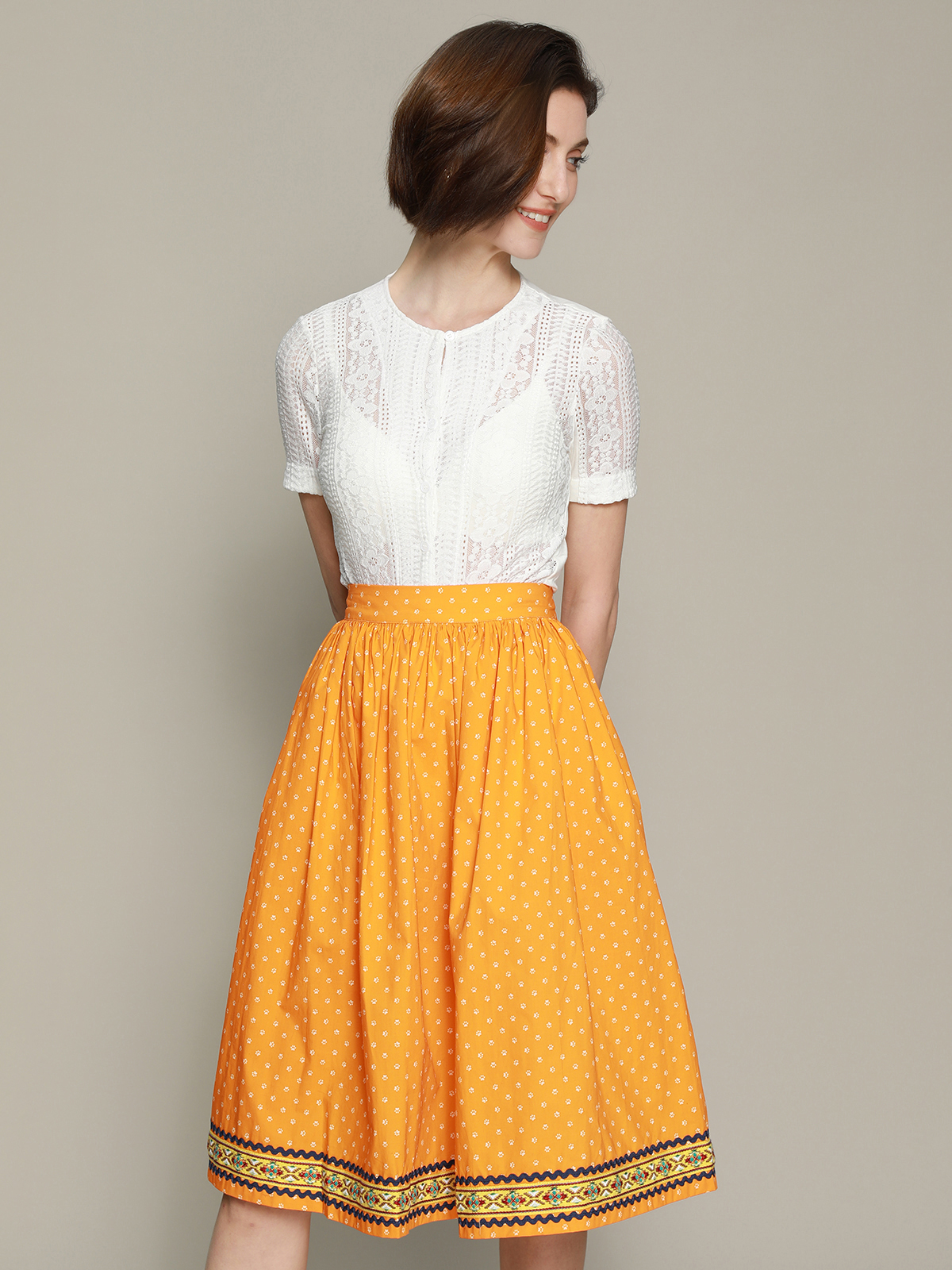 Dirndl in Gelb mit modernem Schnitt