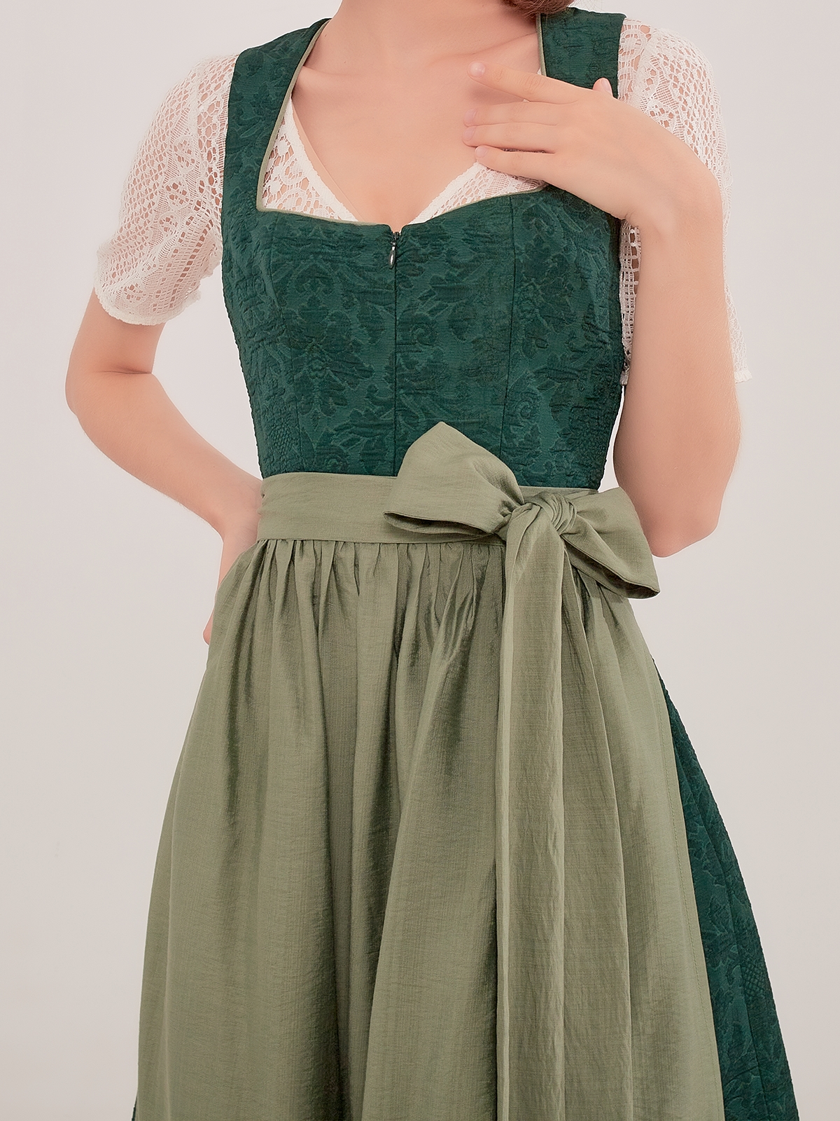 Modernes Dirndl in schwarz-beige – perfekt für urbane Looks