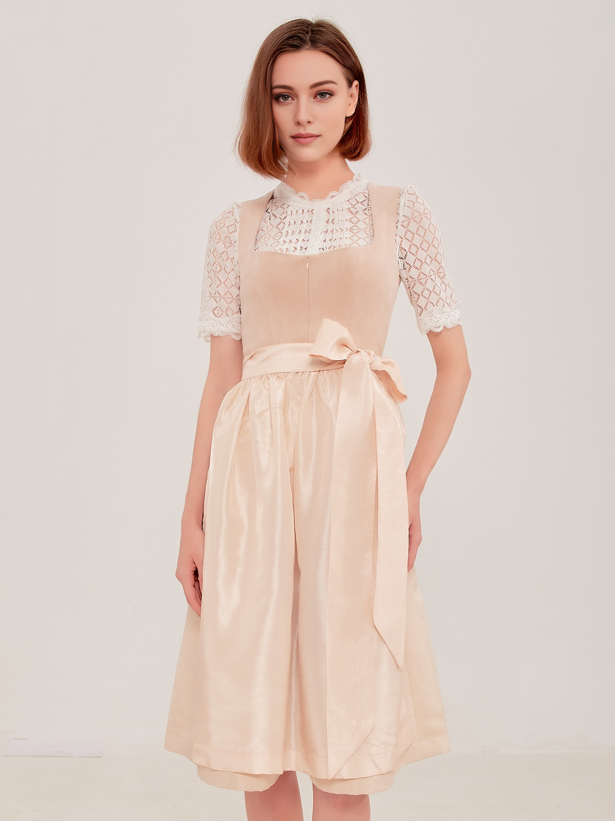 Modernes flieder Dirndl mit schlanker Silhouette