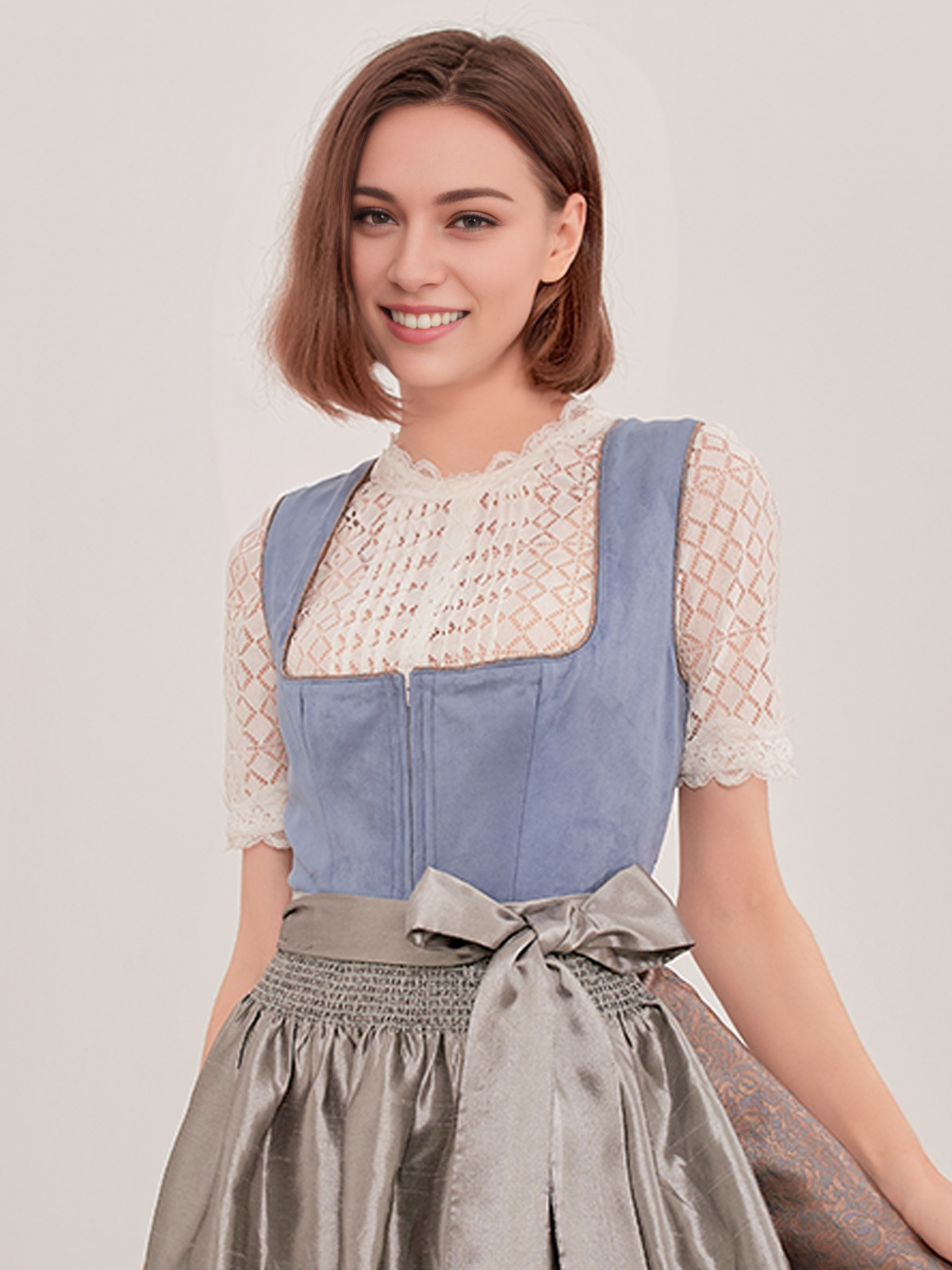 Ein elegantes rotes Dirndl aus Samt, perfekt für festliche Anlässe