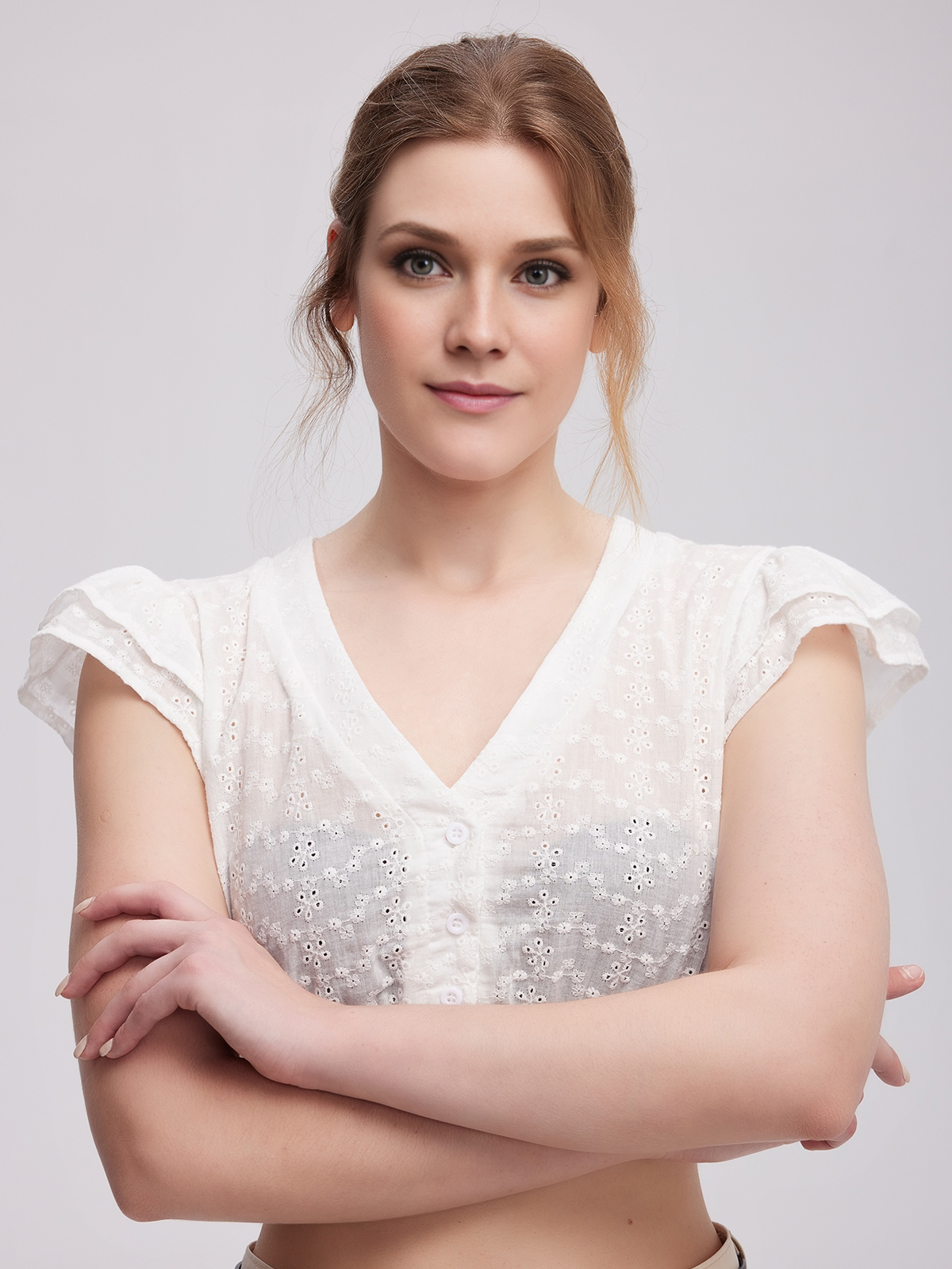 Ein modernes Dirndl in Weiß mit Spitzenverzierungen