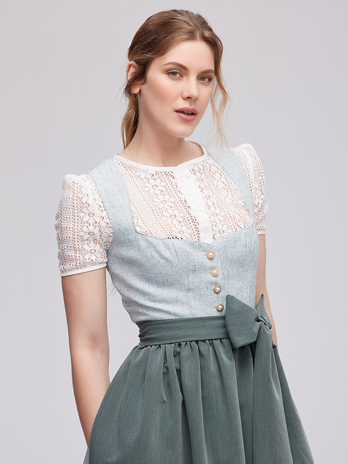 Dirndl in Flieder – Eleganz und Tradition vereint