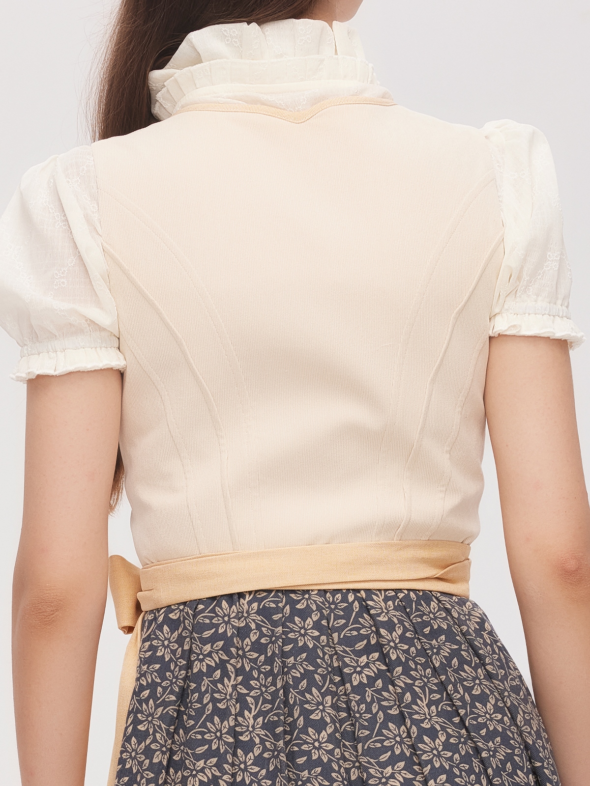 Modernes Dirndl in Gelb