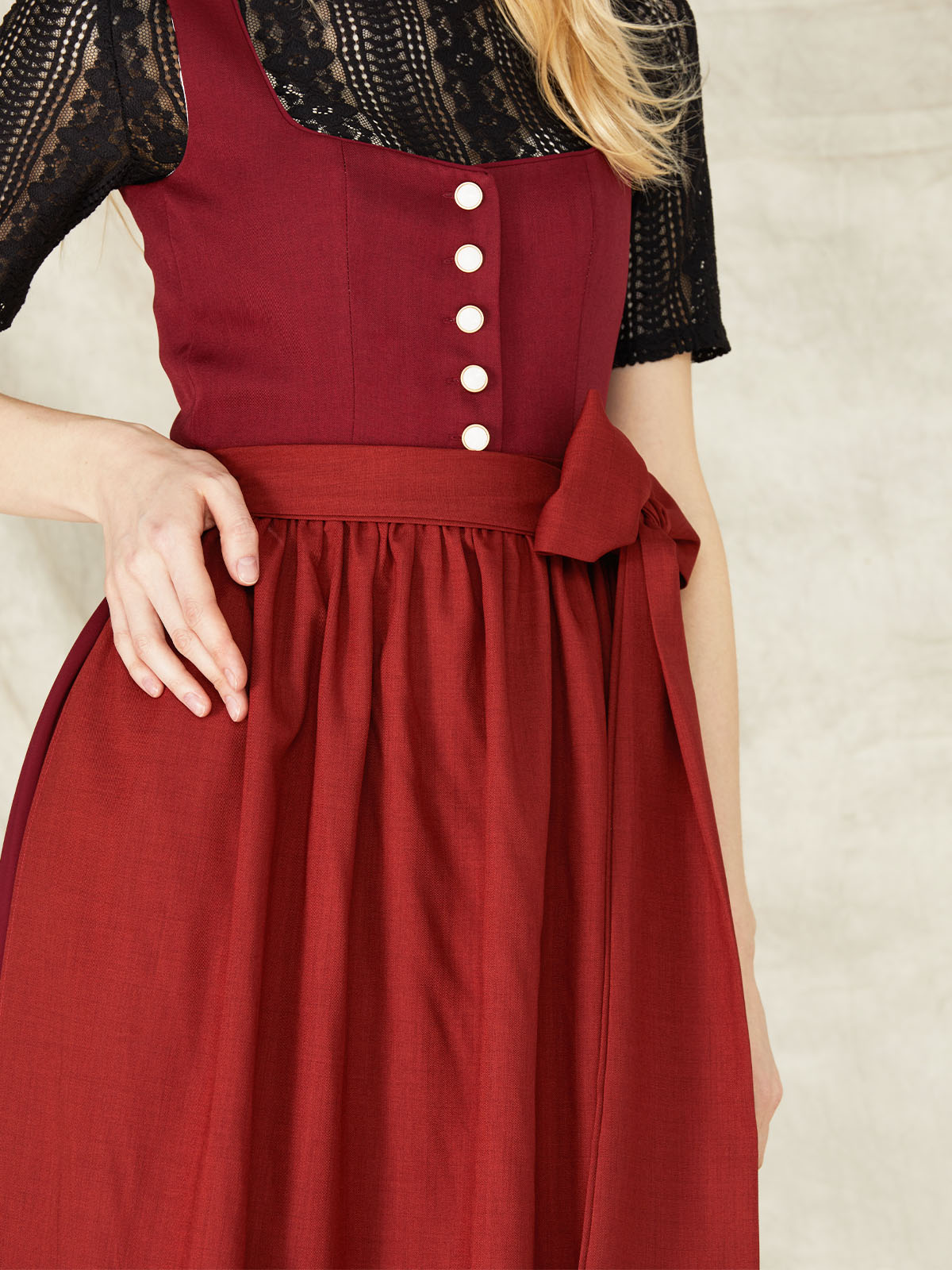 Dirndl Julia in Rot – ein Blickfang auf jedem Fest