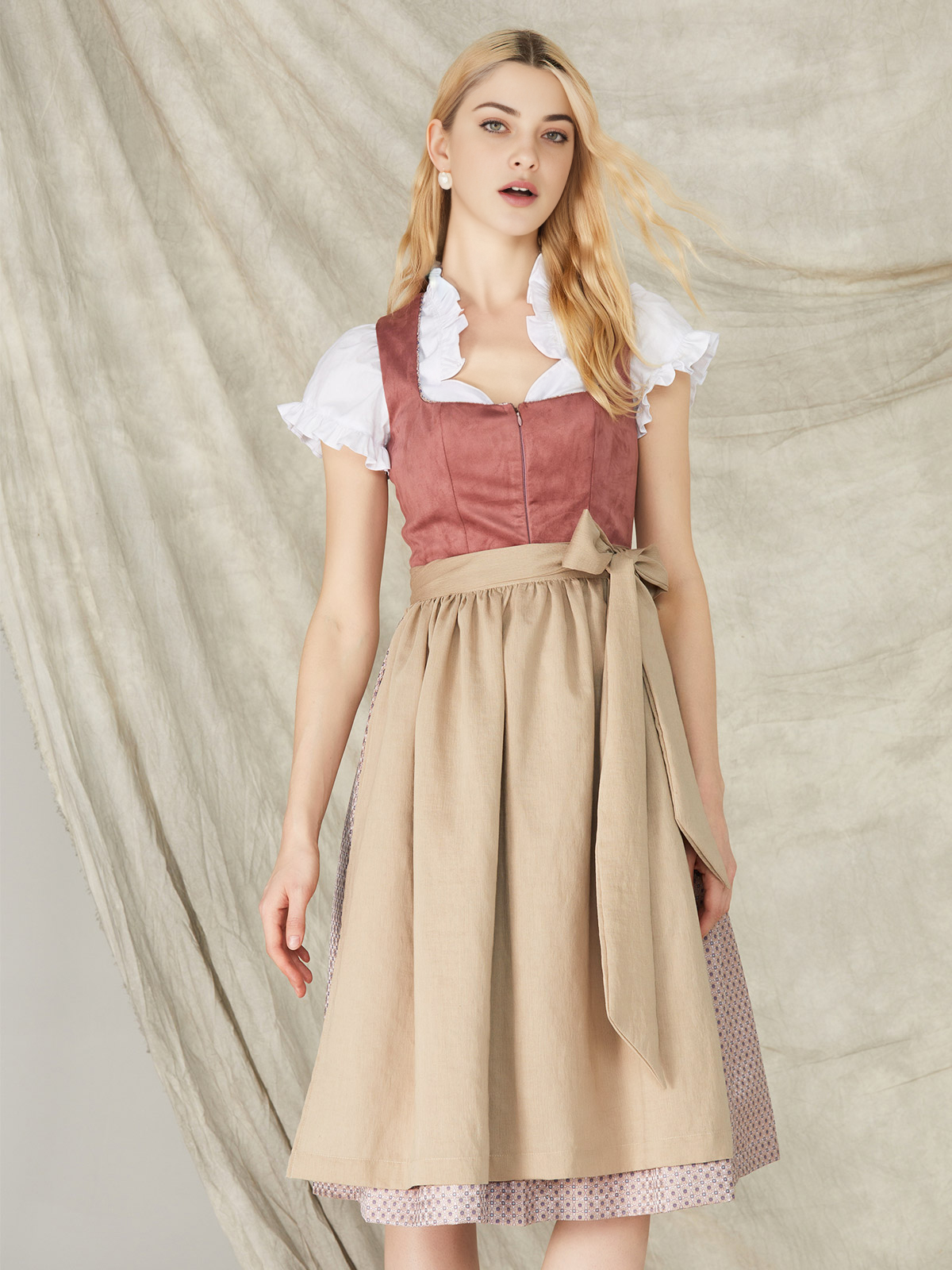 Modernes Dirndl in Rosa mit figurbetonter Silhouette