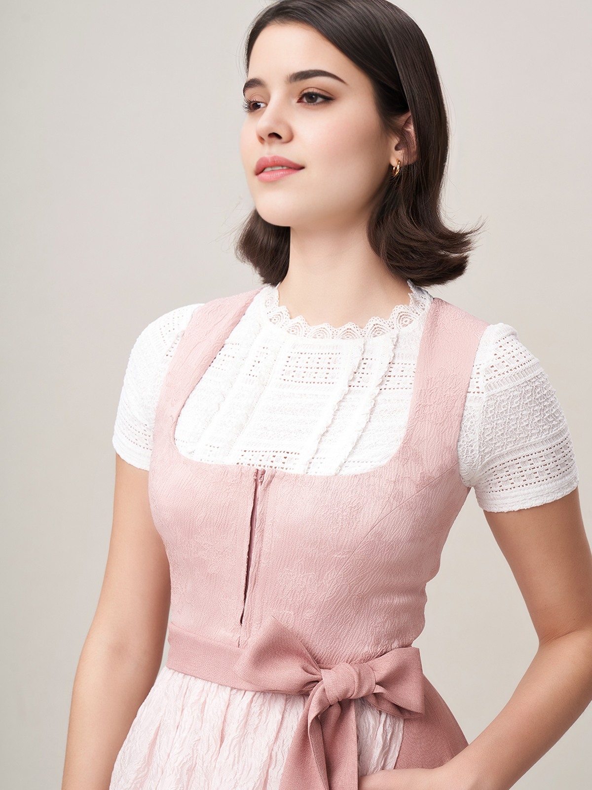Modernes gelbes Dirndl mit figurbetonter Silhouette
