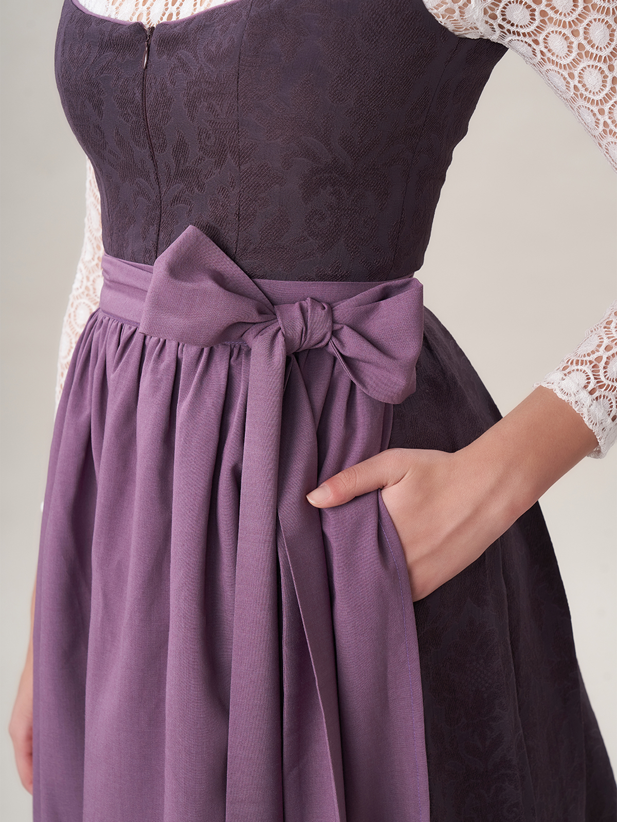 Modernes lila Dirndl mit 70 cm Länge
