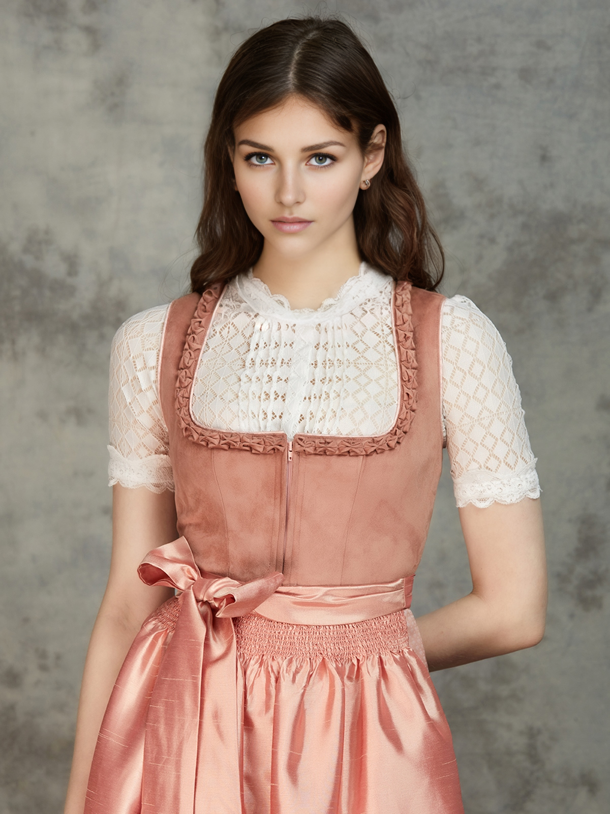 Rose Dirndl in zartem Pink mit Spitzenbesatz