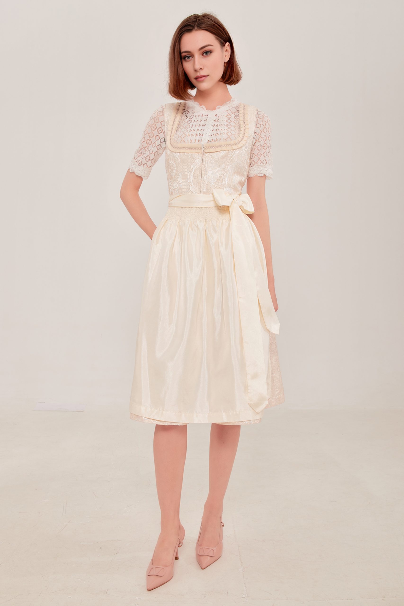 Ein elegantes weißes Dirndl mit traditioneller Stickarbeit