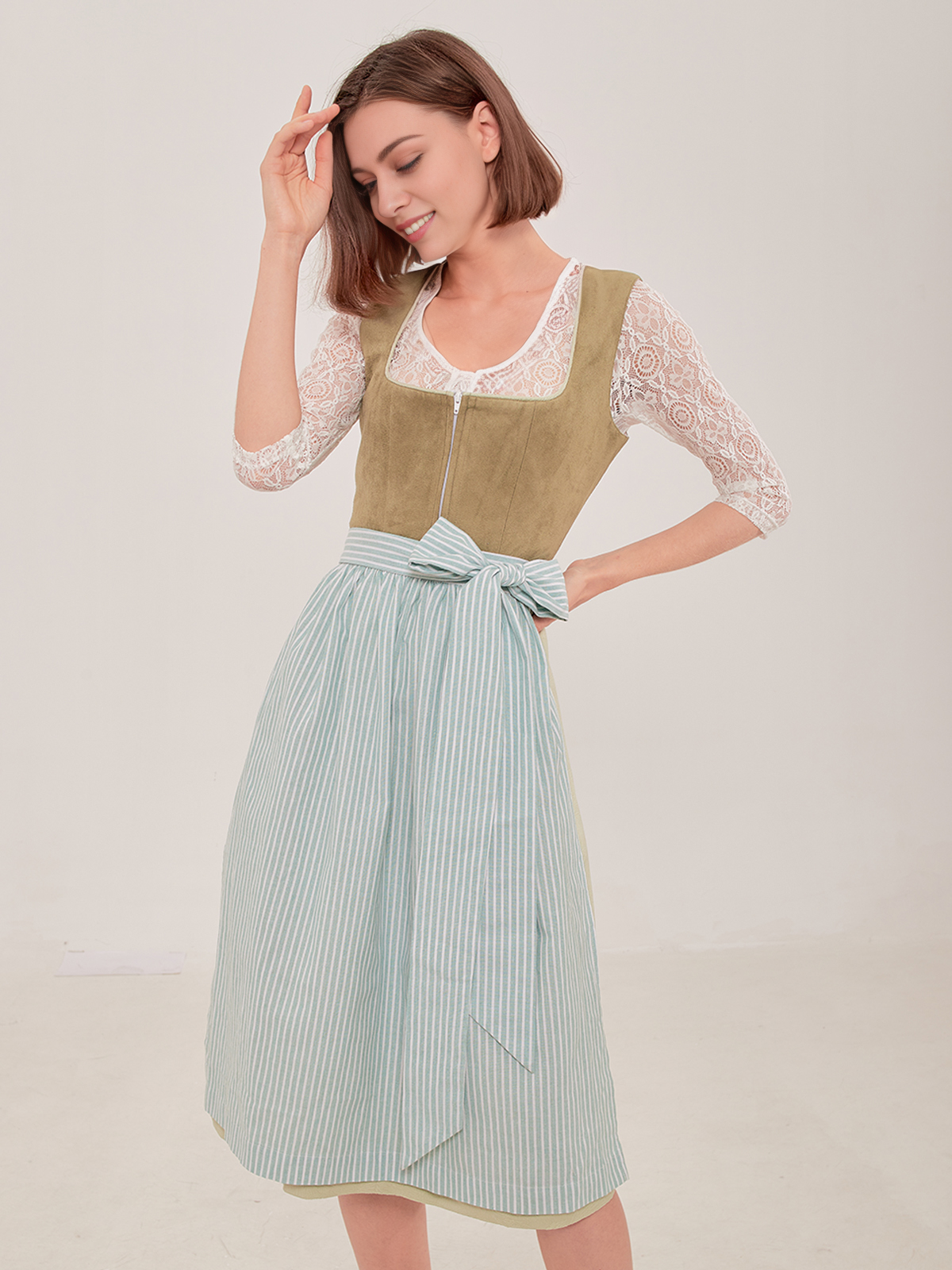 Dirndl in grauem Samt – ein Highlight für stilbewusste Frauen