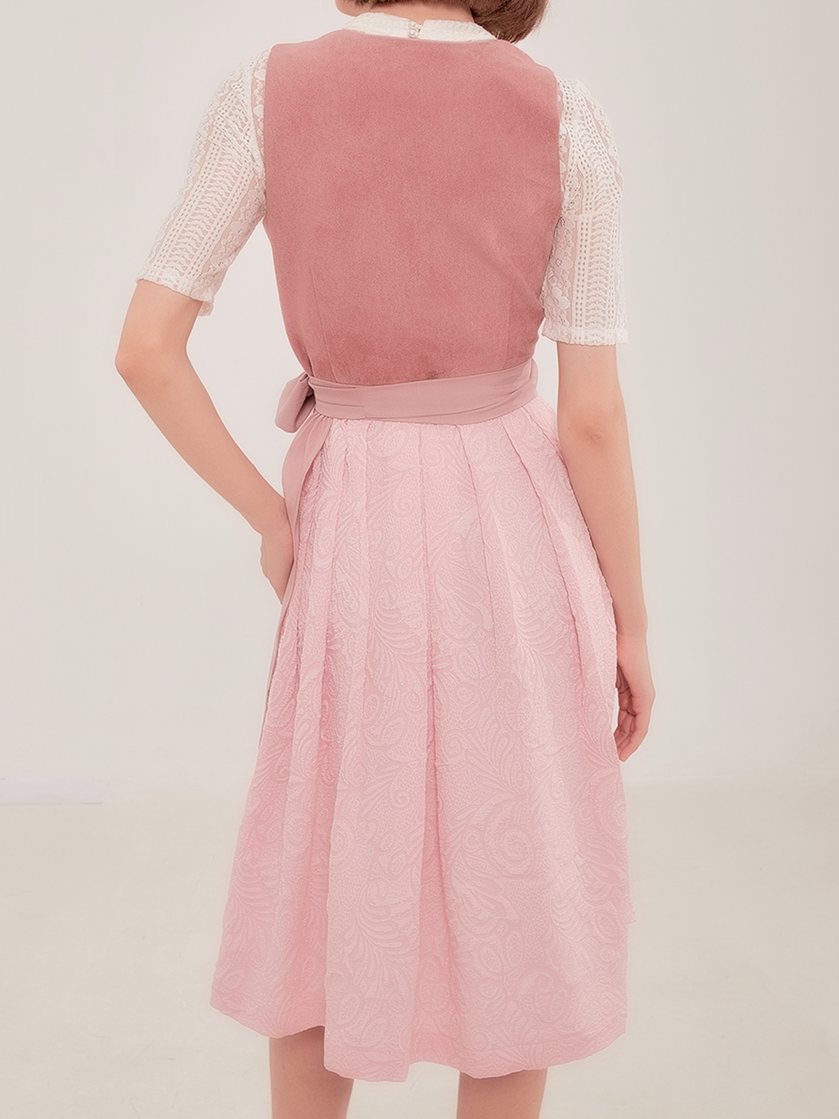 Dirndl in Rosa mit modernem Schnitt