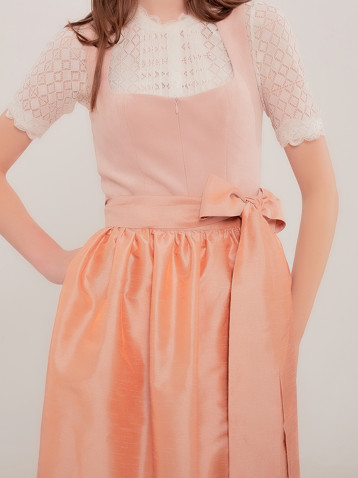 Ein modernes Mini-Dirndl in Rosa – perfekt für Festivals und Hochzeiten