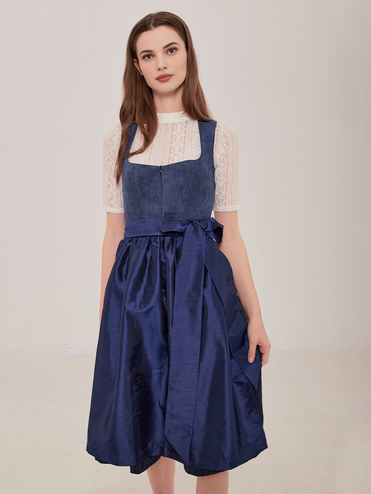 Modernes beiges Dirndl mit blauen Akzenten