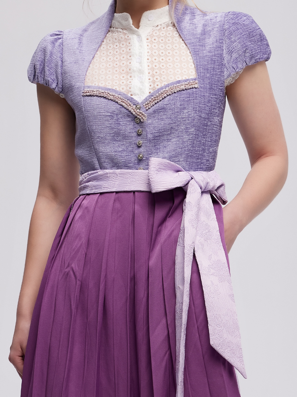 Modernes lila Dirndl mit Samtmieder