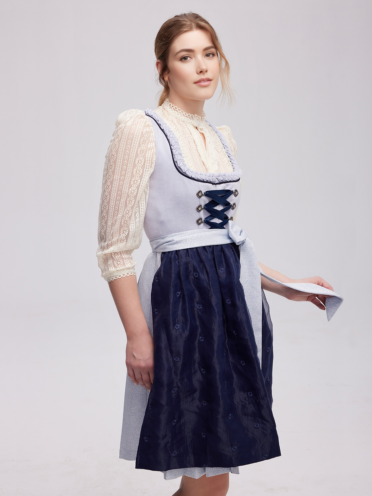 Ein graues Samt-Dirndl mit blauer Schürze – zeitlos und elegant