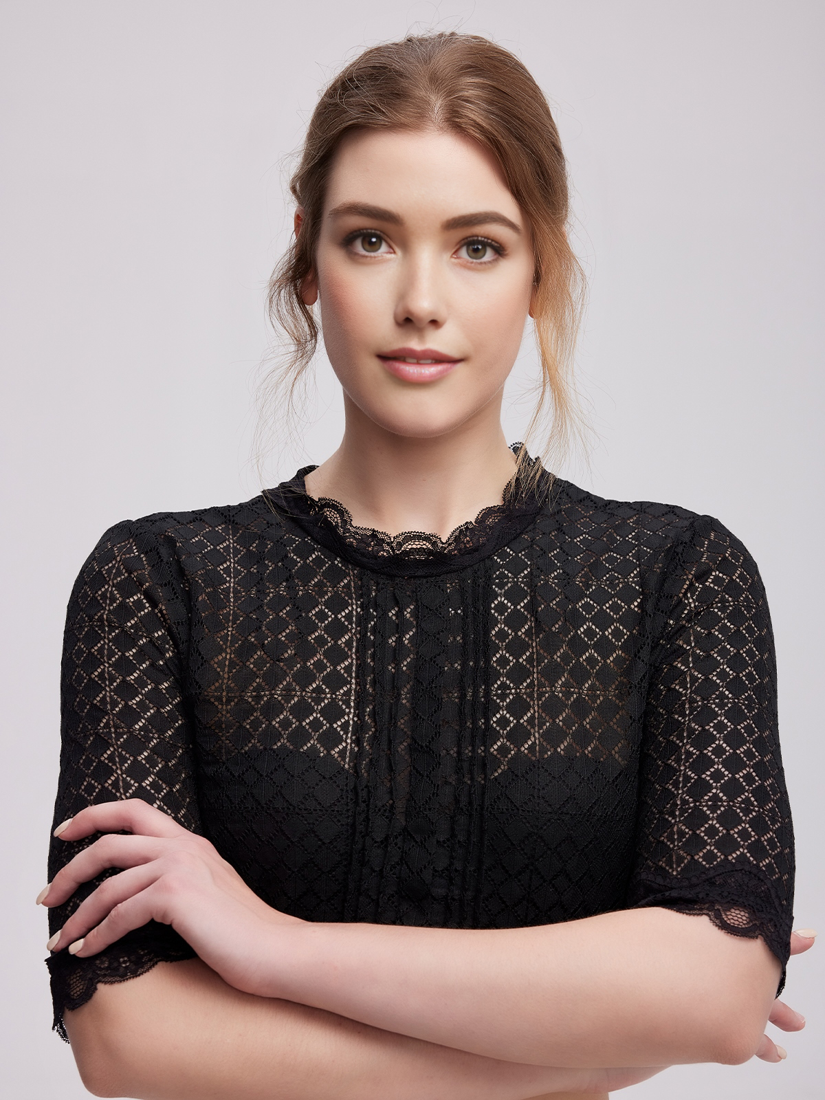 Modernes Dirndl mit geradem Ausschnitt