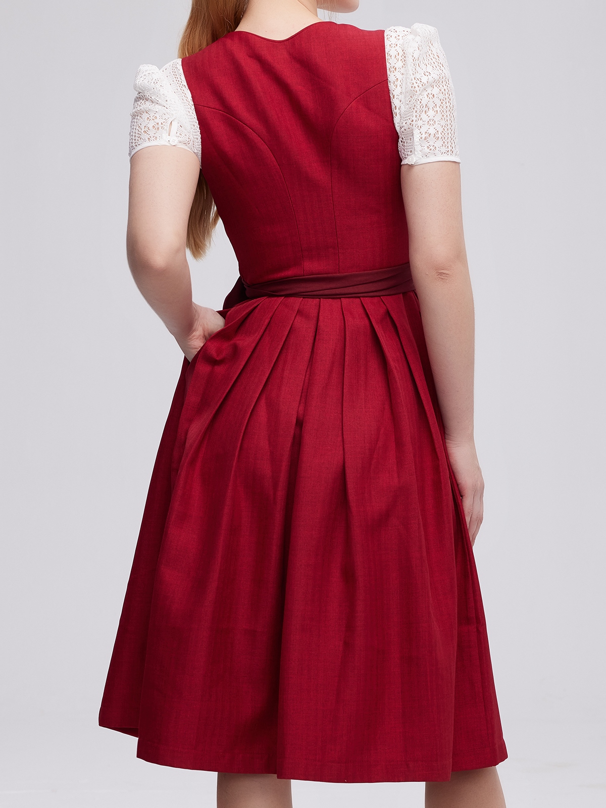 Modernes Dirndl in Rot – perfekt für festliche Anlässe