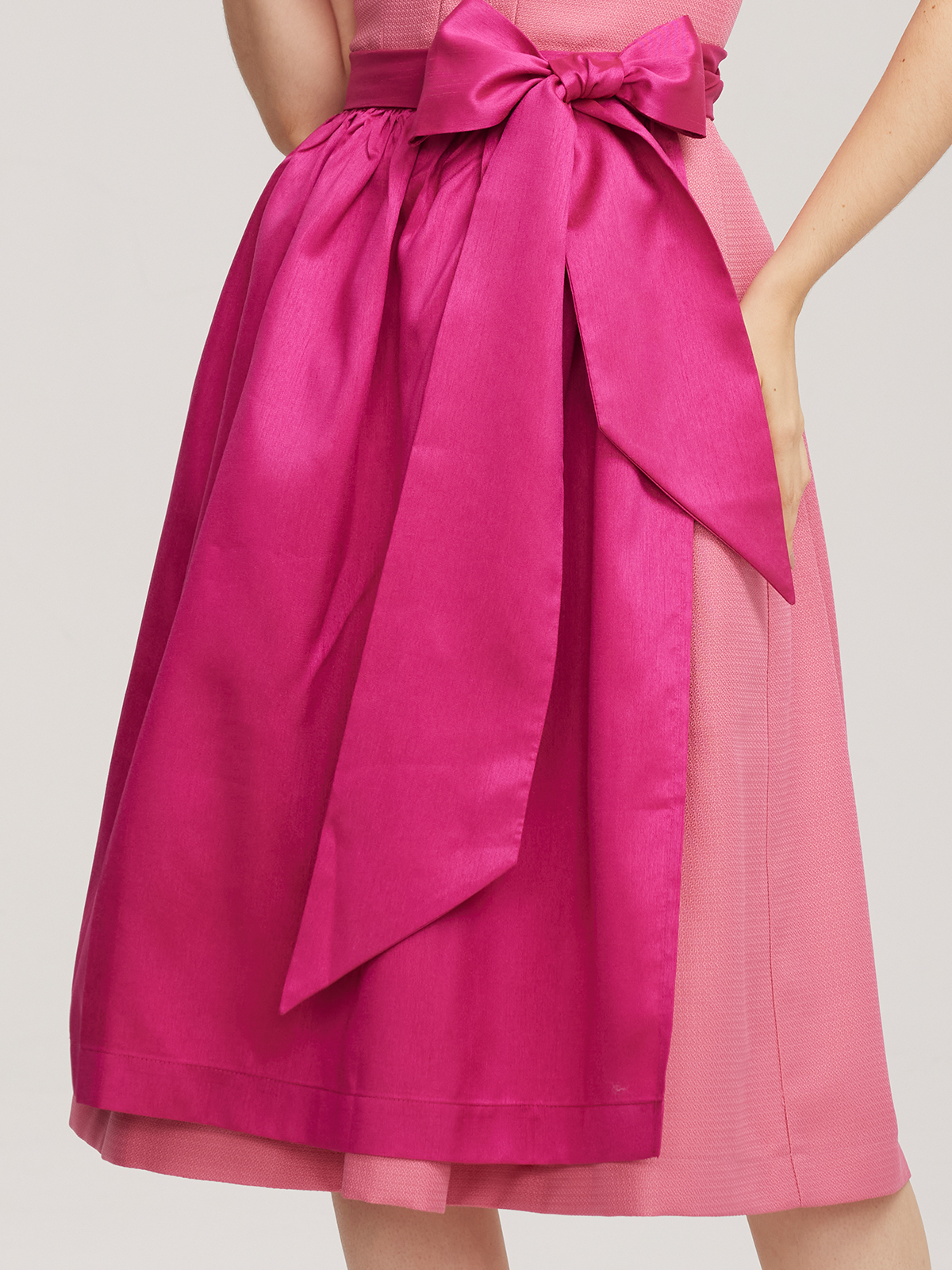 Dirndl mit Reißverschluss vorne